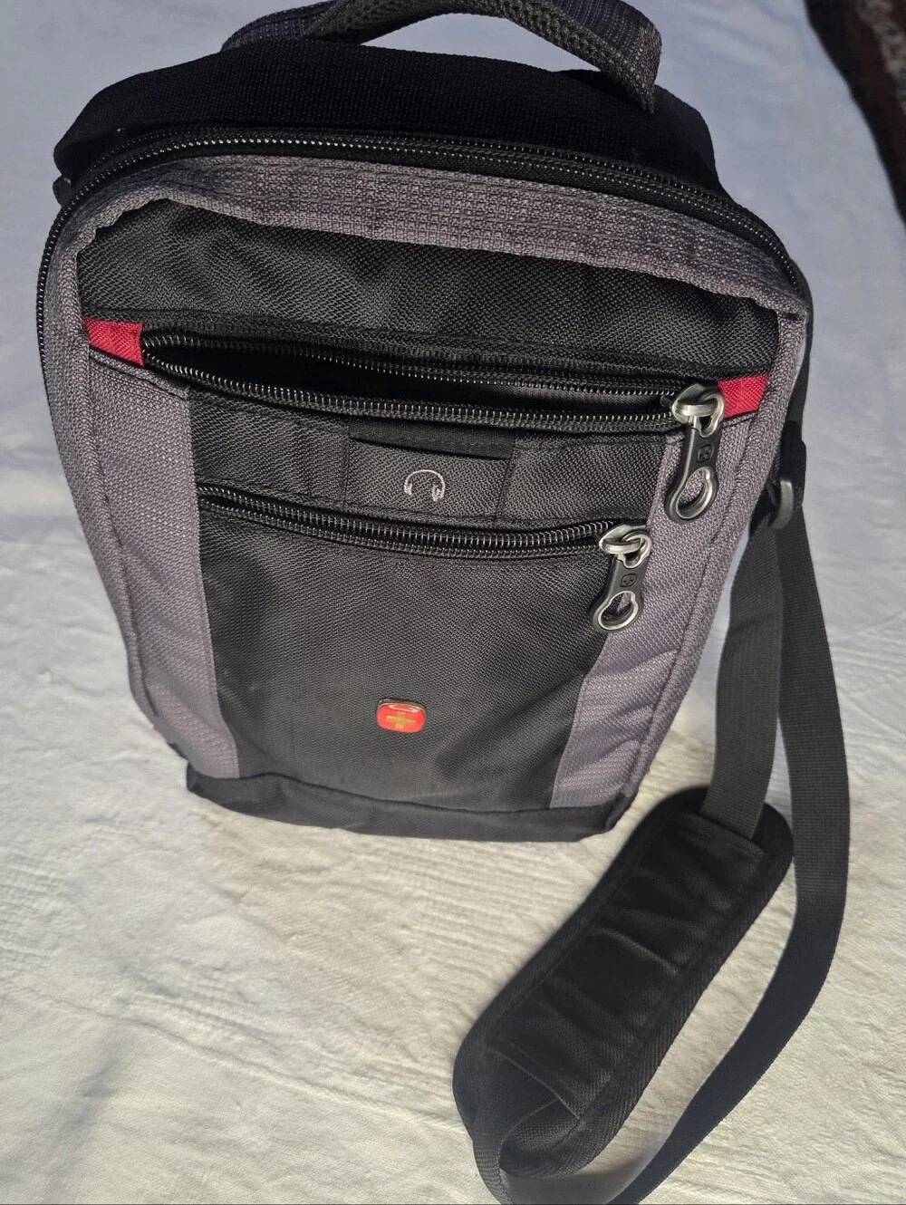 🆕️Swissgear Vertical Boarding/Travel Bag ~ Black & Gray
